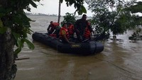 Yonif Para Raider 305 Kostrad pun mengeluarkan pasukan lengkap beserta perlengkapanya yang terbentuk dalam Tim PPRC PB (Pasukan Pemukul Reaksi Cepat Penanggulangan Bencana) untuk ikut andil dalam mengatasi penanggulangan bencana banjir di Kab. Karawang, Senin (02/03/20). Pool/Kostrad.
