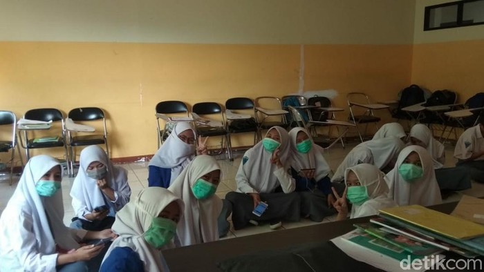 Siswa Cianjur Pakai Masker