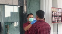 Selain suhu tubuh, pegawai dan tamu wajib menggunakan hand sanitizer. Hand sanitizer disediakan sebelum masuk Kompleks Istana Kepresidenan. (Foto: Andhika/detikcom)