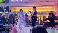 Sinyo, tampil pada acara GANASKUSTIK Spesial Sinyo Jadi Diva yang digelar di Downtown Walk Summarecon Mal Bekasi. Turut musisi-musisi Indonesia lainnya seperti Rheno Poetiray, Maizura, dan D’Massiv. Sedikitnya 2.000 pengunjung memadati acara konser pertama bagi Sinyo sebagai seorang penyanyi. Foto: dok. Gen FM