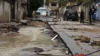 Tak hanya merusak rumah-rumah warga, banjir bandang tersebut juga merusak jalan di kawasan tersebut.