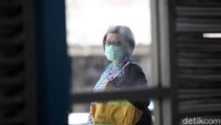 Pasalnya tak hanya ramai diburu warga terkait virus corona, masker juga kerap digunakan warga untuk menghalau debu maupun asap saat beraktivitas di luar ruangan.