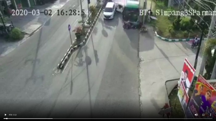 Bus rem blong tabrak 13 kendaraan di Bontang. Dua orang tewas (Screenshot video viral)