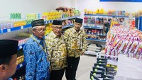 Mohammad Idris meninjau koperasi Korpri di Gedung Dibaleka Depok yang layaknya minimarket. Tersedia beragam kebutuhan bahan makanan sehari-hari di sana. Foto: Instagram idrisashomad