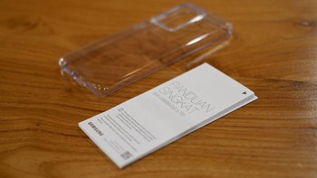 Samsung menyertakan case silicon transparan dan buku petunjung penggunaan. Foto: Adi Fida Rahman/detikINET