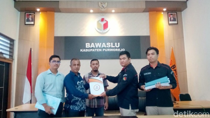 Bakal paslon independen PIlkada Purworejo ajukan gugatan terhadap KPU di kantor Bawaslu Purworejo, Selasa (3/3/2020).