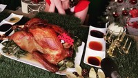 Seperti momen Natal tahun lalu, Ssoyoung mukbang kalkun panggang yang terlihat lezat. Untuk menikmati kalkun panggang tersebut, Ssoyoung sudah menyediakan 3 jenis saus cocol yang berbeda. Foto: Instagram @ssoyoung6497