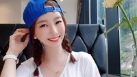 Walau sudah berusia 30 tahun, namun Ssoyoung masih terlihat cantik dan segar. Lihat saja nih saat ia menunggu pesanan makanan di salah satu restoran. Awet muda ya! Foto: Instagram @ssoyoung6497