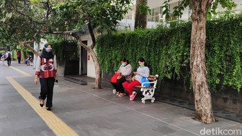 Selain aktivitas warga, smartphone yang dibekali prosesor Qualcomm Snapdragon 730G itu juga digunakan untuk mengabadikan asrinya jalur pedestrian di kawasan Sudirman-Thamrin.