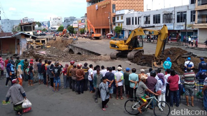 Penanganan ruko ambruk