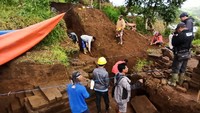 Untuk ukuran candi, lebar bangunan sudah dapat diketahui, yaitu 5 X 4 meter. Ukuran itu termasuk cukup besar untuk candi di dataran tinggi Dieng. (dok. Kepala UPT Dieng/Istimewa)