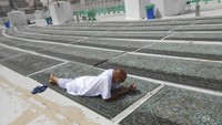 Dilansir dari AFP, Selasa (3/3/2020), Kementerian Kesehatan Arab Saudi melakukan tes kesehatan terhadap pria itu setelah memasuki nagara dari Bahrain pada Senin (2/3) waktu setempat. Saat diketahui postif corona, pria tersebut dibawa ke ruang isolasi di ramah sakit setempat. AP Photo/ Amr Nabil.