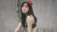 Ibu satu anak itupun kembali tampil seksi dan membuat para gadis iri. Dok. Instagram/prisarianzi