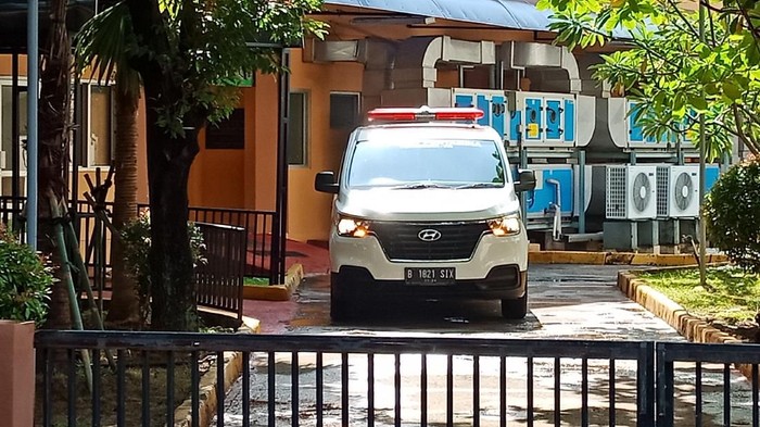 Ambulans RSPP RS EMC Sentul Turunkan Pasien di Gedung Isolasi RSPI Sulianti Saroso