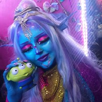 Lhouraii menambahkan bahwa penampilan kulitnya yang berwarna biru lebih cocok dengannya. Dengan warna biru aku merasa lebih menjadi diriku sendiri, kata Lhouraii lagi.  Foto: Instagram