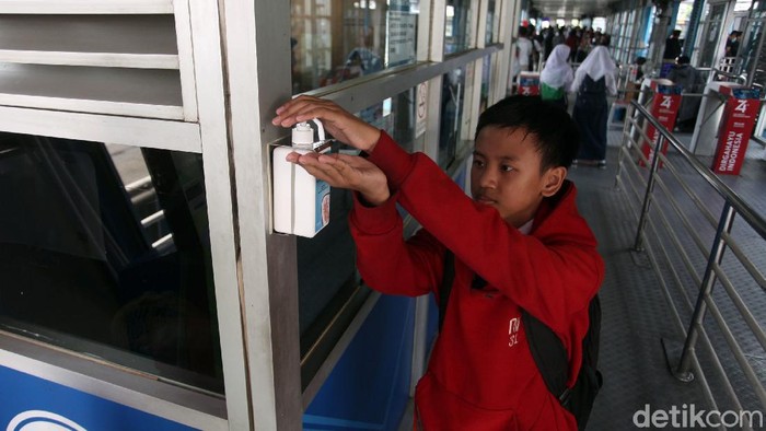 Fasilitas Antiseptik Gratis Tersedia di Halte Harmoni Fasilitas antiseptik gratis tersedia di halte TransJakarta Harmoni. Keberadaan antiseptik gratis itu sebagai salah satu upaya mencegah penyebaran virus corona.