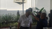 Istana mulai memberlakukan protokol kesehatan menyusul 2 WNI positif virus Corona. Pemeriksaan suhu tubuh dilakukan untuk pegawai dan tamu Kompleks Istana Kepresidenan hingga para menteri. (Foto: Andhika/detikcom)