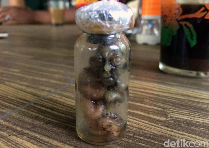 Sosok 'Tuyul' dalam Botol di Ciamis Warga Ciamis dibuat heboh dengan penemuan sosok misterius yang diduga menyerupai 'tuyul'. Sosok itu berada dalam sebuah botol. Penasaran? Berikut penampakannya.