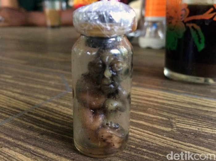 Warga Ciamis dibuat heboh dengan penemuan sosok misterius yang diduga menyerupai tuyul. Sosok itu berada dalam sebuah botol. Penasaran? Berikut penampakannya.
