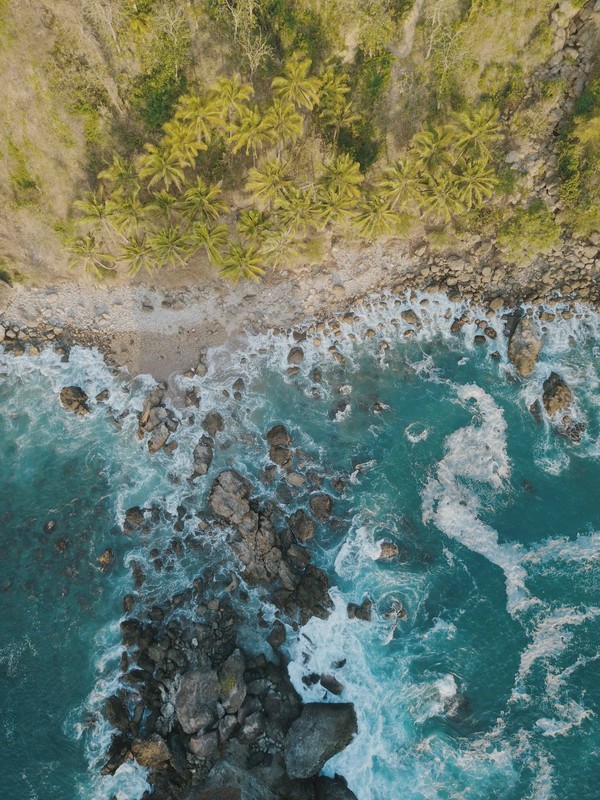 Kebumen terkenal dengan Pantai Menganti-nya yang sangat indah dan memiliki air yang jernih. Pantai ini memiliki pasir putih dan dikelilingi bukit serta tebing yang hijau (Foto: Dok. RedDoorz) Kebumen terkenal dengan Pantai Menganti-nya yang sangat indah dan memiliki air yang jernih. Pantai ini memiliki pasir putih dan dikelilingi bukit serta tebing yang hijau (Foto: Dok. RedDoorz)