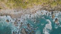 Kebumen terkenal dengan Pantai Menganti-nya yang sangat indah dan memiliki air yang jernih. Pantai ini memiliki pasir putih dan dikelilingi bukit serta tebing yang hijau (Foto: Dok. RedDoorz)