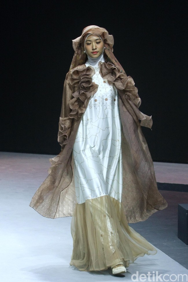 Etu by Restu Anggraini menampilkan koleksi terbaru di Muslim Fashion Festival 2020, Jakarta Convention Center, Jakarta. Sabtu [22/2/2020]. Foto: Mohammad Abduh/Wolipop