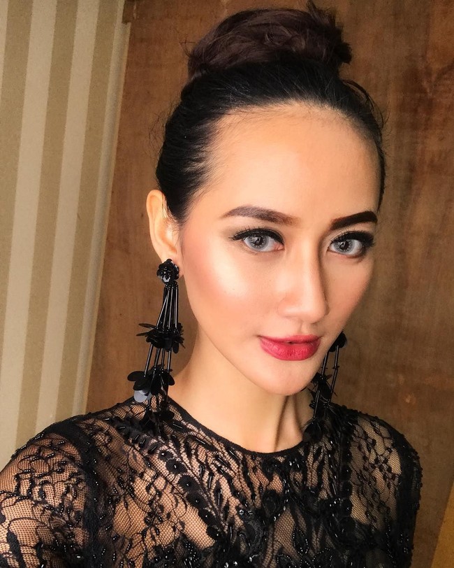 Sejak mengikuti pemilihan Puteri Indonesia 2017 di Jawa Timur, tak sedikit para pecinta kontes kecantikan yang memfavoritkan Ayu Maulida untuk menjadi sosok yang mewakili Indonesia di ajang Miss Universe atau kontes kecantikan internasional lainnya. Bukan tidak mungkin harapan itu tercapai. Apakah kamu setuju? Foto: Instagram @ ayumaulida97