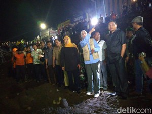 Gubernur Jatim Tinjau Lokasi Ruko Ambruk di Jember Tengah Malam