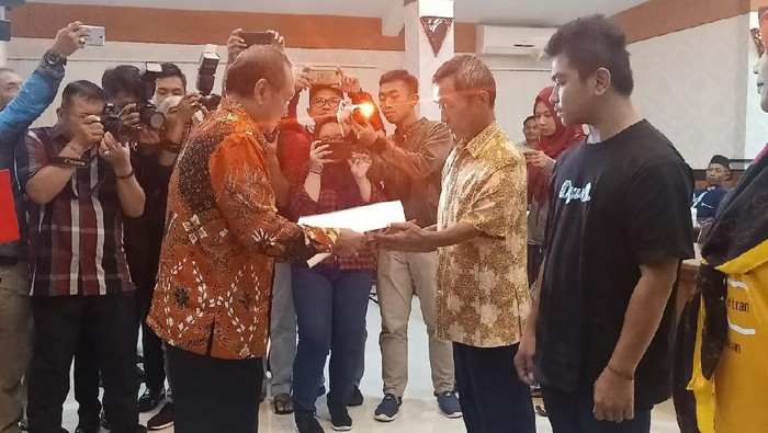 penyerahan bantuan rusuh suporter di blitar