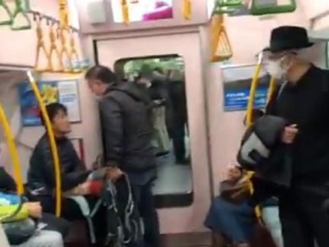 Video Viral Pria Marahi Penumpang yang Batuk Tanpa Pakai Masker di Kereta