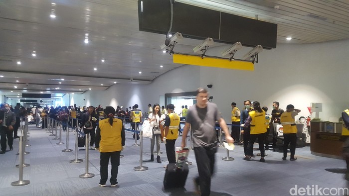 Dua warga negara Indonesia positif virus corona atau Covid-19. Pengawasan di terminal kedatangan Bandara Soekarno-Hatta (Soetta) diperketat.