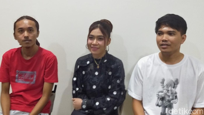 Pedangdut, pencipta dan produser lagu Komunitas Rondo Merana (Corona) meminta maaf. Mereka tidak menyangka lagu itu viral dan meresahkan berbagai pihak.