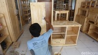 Lokasi pembuatan furniture tersebut berada di kawasan Cipinang Melayu, Jakarta, Selasa (3/3/2020).