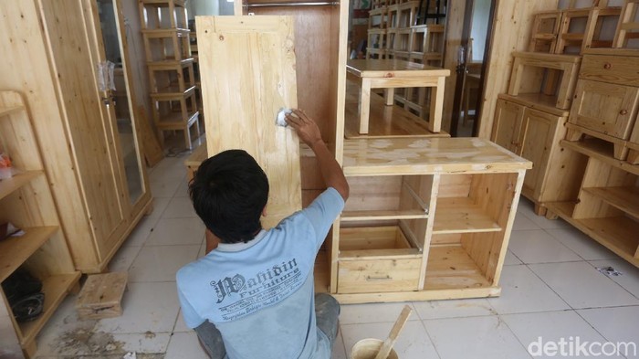 Pascabanjir di Jakarta, sejumlah perajin furniture menerima banyak permintaan dari masyarakat yang terdampak banjir.