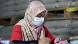 Penting Nih! Tips Pakai Masker Earloop Untuk Hijabers