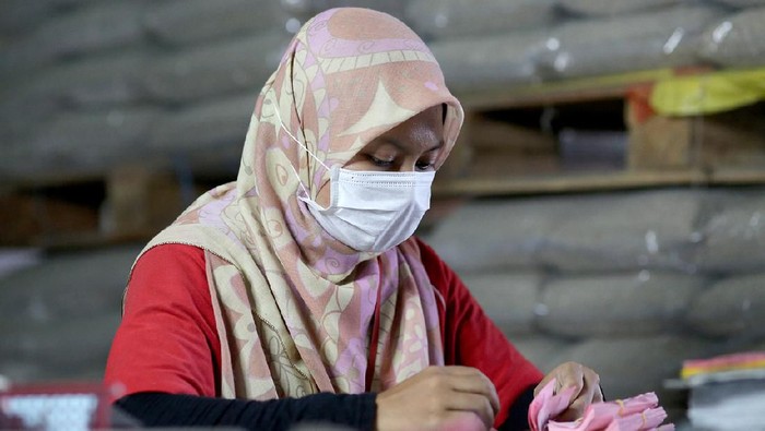 masker hijabers A Muslim female adult is working on documentation and labelling department in paddy factory.