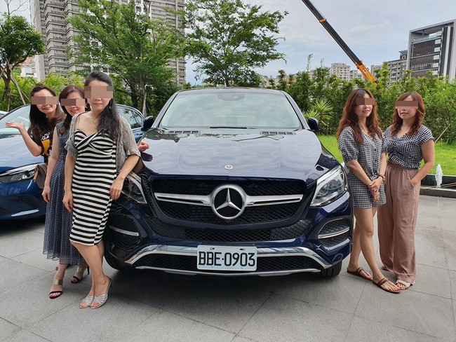 Hu juga mengklaim cara membuat para istrinya bahagia adalah dengan menyempatkan diri menyapa mereka yang tinggal di lantai berbeda-beda. Para istrinya itu diizinkan untuk mendekorasi lantai rumah sesuai keinginan. Foto: Facebook