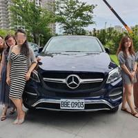 Hu juga mengklaim cara membuat para istrinya bahagia adalah dengan menyempatkan diri menyapa mereka yang tinggal di lantai berbeda-beda. Para istrinya itu diizinkan untuk mendekorasi lantai rumah sesuai keinginan. Foto: Facebook