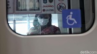 Para penumpang juga memakai masker.