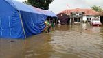 Kostrad Bantu Korban Banjir Karawang