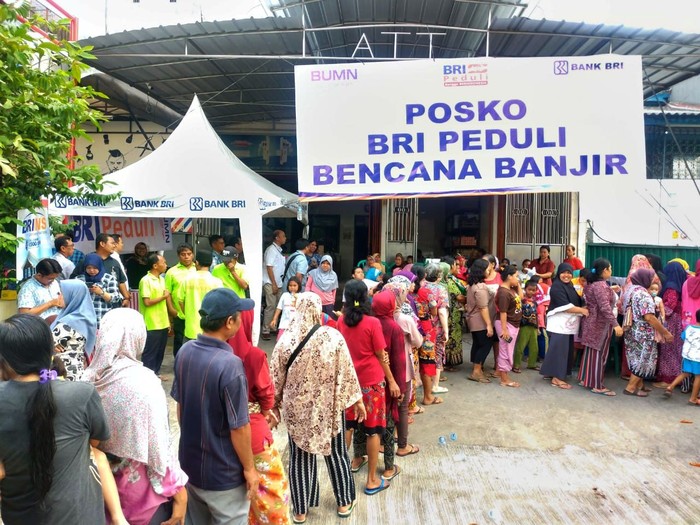 Tanggap bencana banjir yang terjadi di Jakarta, Bank BRI mendirikan Posko BRI Peduli Bencana Banjir untuk membantu masyarakat di Teluk Gong, Kelurahan Penjaringan, Jakarta Barat. BRI Peduli memberikan bantuan senilai Rp 50 juta dalam bentuk makanan siap saji, sembako, survival kit, dan biskuit.