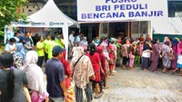 Warga mengantre pembagian bantuan di Posko BRI Peduli Bencana Banjir. Istimewa/BRI.