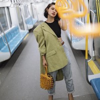 Andien Aisyah terlihat berfoto menggunakan crop top hitam, celana jeans dan blazer hijau muda. Tidak lupa Andien melengkapi gayanya dengan tas bertekstur warna kuning. Foto: Instagram @andienaisyah
