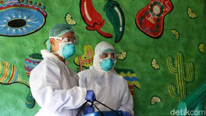 Dinas Kesehatan Provinsi Jakarta melakukan sterilisasi di Amigos Cafe, Kemang, Jakarta, Selasa (3/3/2020). Sterilisasi ini dilakukan karena dugaan warga negara jepang yang terinfeksi virus corona pernah singgah ketempat ini.