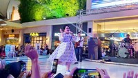 Usai dapat dukungan dari dua sahabat sekaligus rekan siarannya yaitu Kemal dan Diaz serta para pendengar setia Gen 98,7 Fm, akhirnya secara mantap Sinyo mengumumkan bahwa ia merilis single KTP ini dan diharapkan akan menjadi warna baru di dunia musik serta akan membawanya menjadi seorang diva. Foto: dok. Gen FM