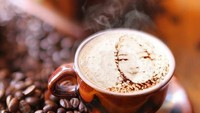 Wah secangkir kopi hangat milik Fahira ini punya tampilan yang keren. Ada wajah Fahira terlukis di atas kopi ini. Foto: instagram @fahiraidris