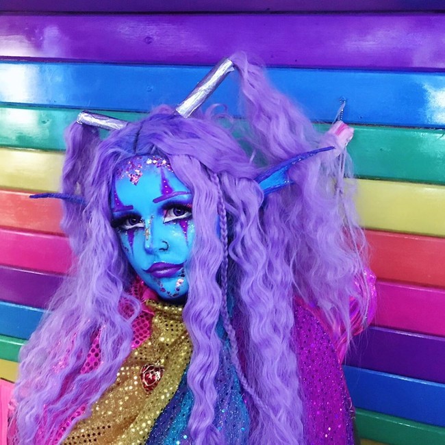 Di Instagramnya, Lhouraii Li selalu tampil dengan kulit tubuh serba biru. Bukan hanya untuk kepentingan konten, namun selebgram tersebut mengaku memang lebih nyaman dengan warna kulit biru.  Foto: Instagram