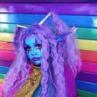 Di Instagramnya, Lhouraii Li selalu tampil dengan kulit tubuh serba biru. Bukan hanya untuk kepentingan konten, namun selebgram tersebut mengaku memang lebih nyaman dengan warna kulit biru.  Foto: Instagram