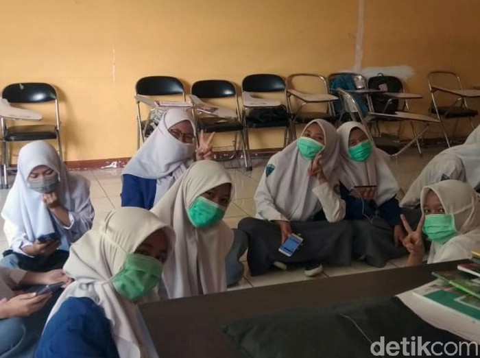 Siswa Sekolah di Cianjur Pakai Masker Siswa sekolah di sebelah Rumah Sakit Dr Hafidz Cianjur mengenakan masker. Penggunaan masker itu jadi salah satu upaya untuk antisipasi penyebaran virus corona.