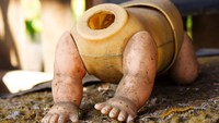 Katanya, Julian berupaya untuk menenangkan hantu anak kecil itu dengan mengumpulkan boneka yang ditemukannya mengapung di danau itu atau menukar panen dengaan boneka ke penduduk.   (Getty Images/iStockphoto/Mafaldita)
